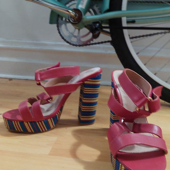 I'm not wearing sandals anymore - Picture 3 of 3